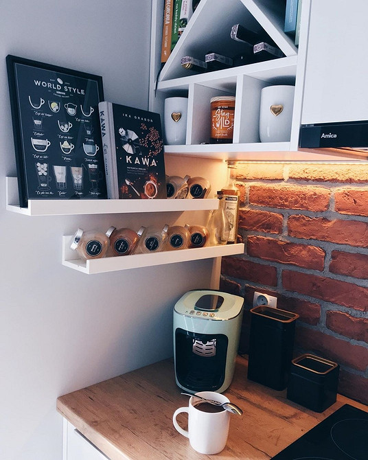 Організація простору у ванній кімнаті з використанням вузької полиці IKEA для зберігання речей