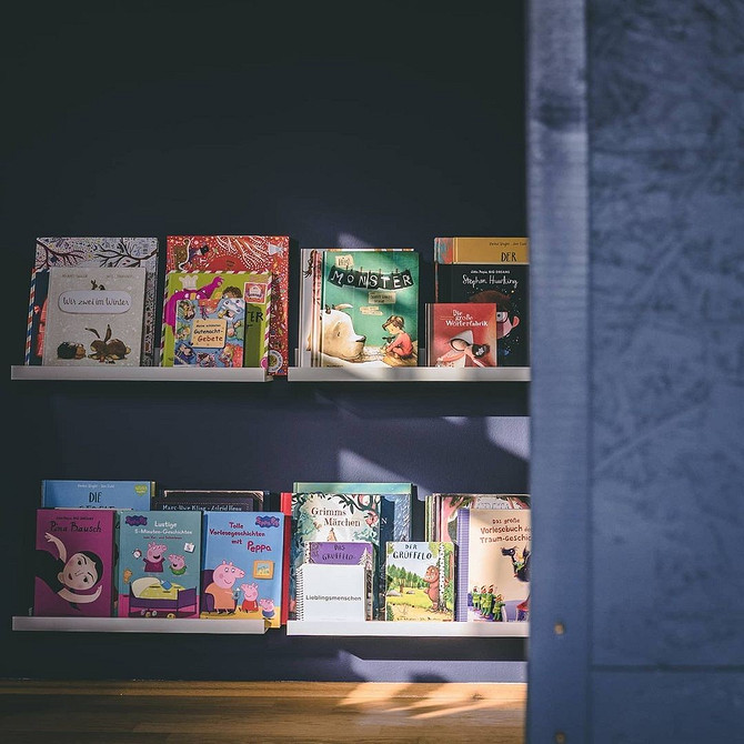 Дві вузькі полиці IKEA над робочим столом для зберігання канцелярського приладдя та декору