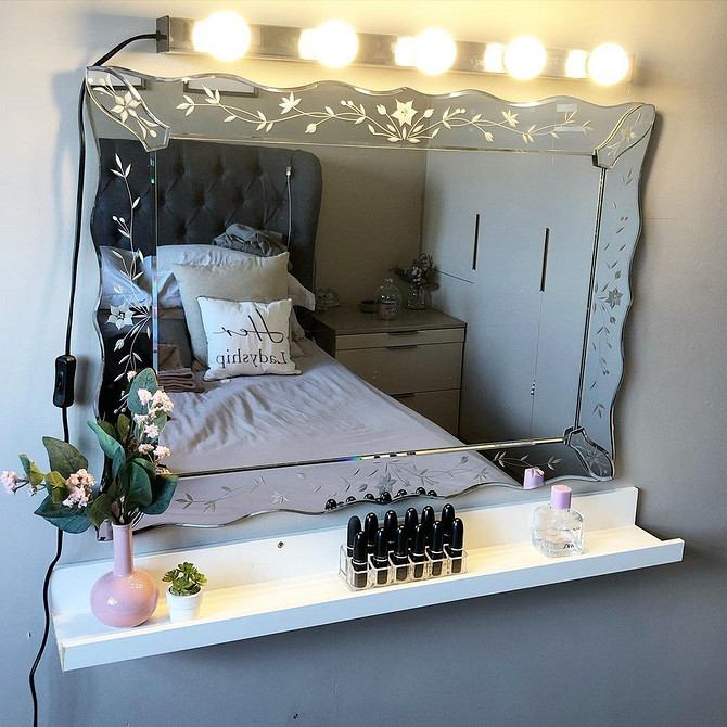 Вузька полиця IKEA у вбиральні для зберігання аксесуарів: ременів, шарфів та прикрас