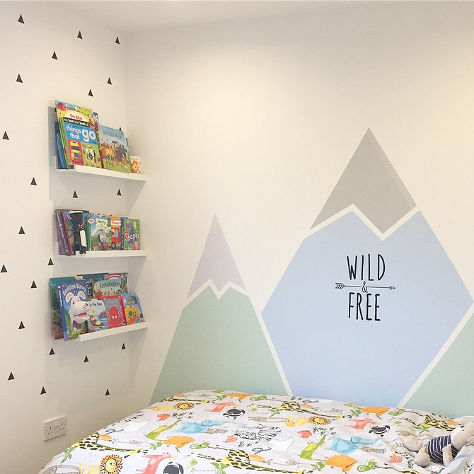 Вузькі білі полиці IKEA на стіні для зберігання косметики та дзеркала у ванній кімнаті