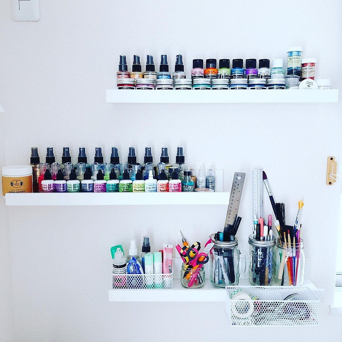 Вузькі полиці IKEA в спальні для зберігання книг та нічних аксесуарів, організація простору.