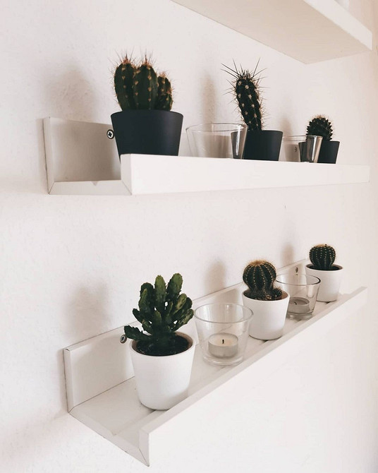 Вузька полиця IKEA над робочим столом для книг та канцелярського приладдя