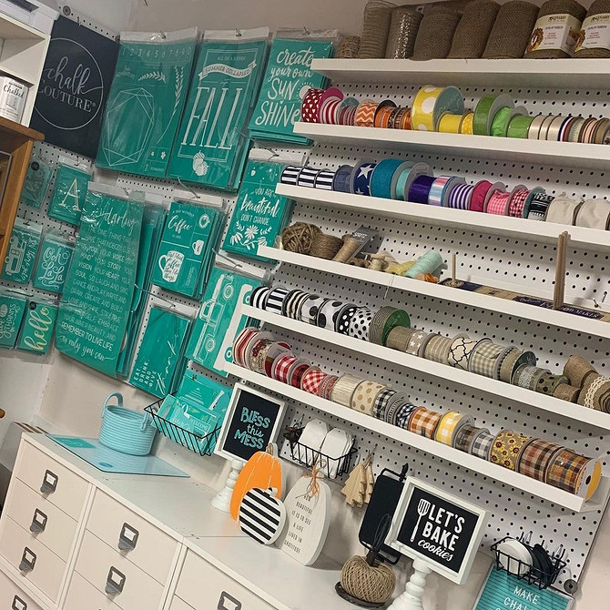 Кілька вузьких полиць IKEA для створення стильної стіни з декором, ідеї для дому.