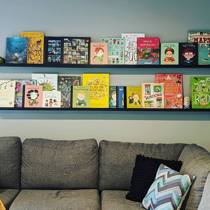 Вузька полиця IKEA використовується як підставка для спецій на кухні біля плити