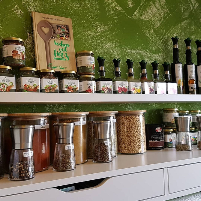 Використання вузьких полиць IKEA для створення книжкової шафи у вітальні: ідеї для дому