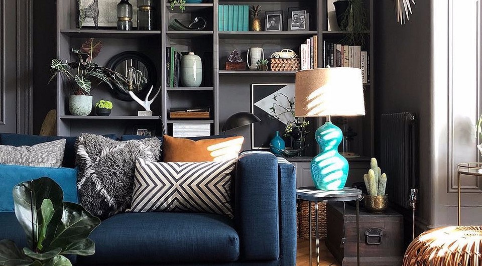 Ідеї кастомізації: стелаж Біллі Ікеа в сучасному інтер'єрі вітальні.