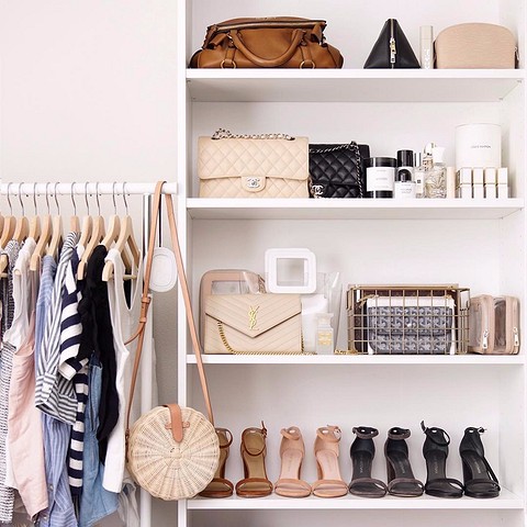 Найкращий варіант: стелаж Біллі Ікеа з підсвіткою для створення затишної атмосфери.