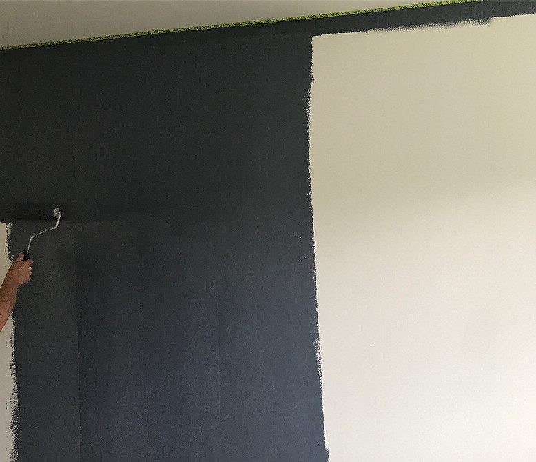 Натхнення для дому: кастомізований стелаж Біллі Ікеа для зберігання книг.