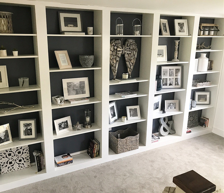 Зберігання речей: стелаж Біллі Ікеа, використаний як частина гардеробної системи.