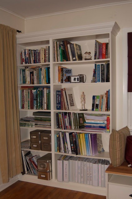 Організація простору з кастомізованим стелажем Біллі: зручне зберігання речей та книг.