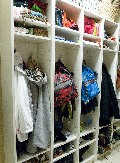 Дизайн інтер'єру: стелаж Біллі Ікеа після креативної кастомізації та декорування