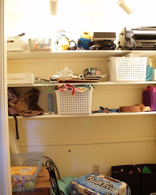 Дизайн інтер'єру: перетворений стелаж Біллі Ікеа з використанням шпалер на задній стінці.