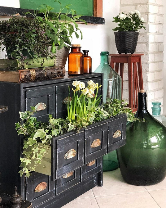 Меблі своїми руками: переробка старого комода, ідеї для оновлення та декорування.