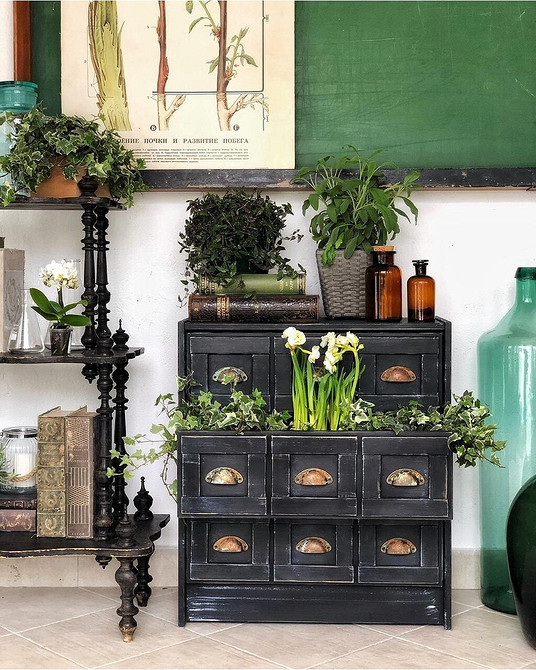 Комод в інтер'єрі: використання для зберігання та як елемент декору в кімнаті.