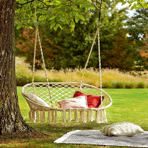 Компактні садові меблі для відпочинку на маленькій терасі або балконі.