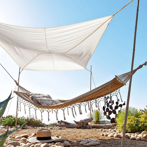 Зручні садові крісла та столик для створення зони відпочинку на дачі.