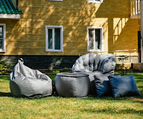 Ідеї садових меблів для маленької ділянки: садові крісла, стіл та декор.