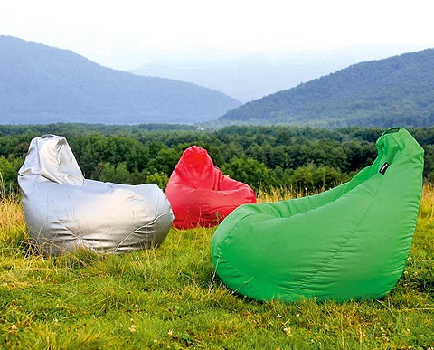 Затишний куточок з садовими меблями: диван, крісло та журнальний столик.