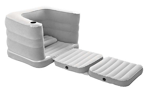 Садові меблі для відпочинку: підвісне крісло та зелений газон на дачі.