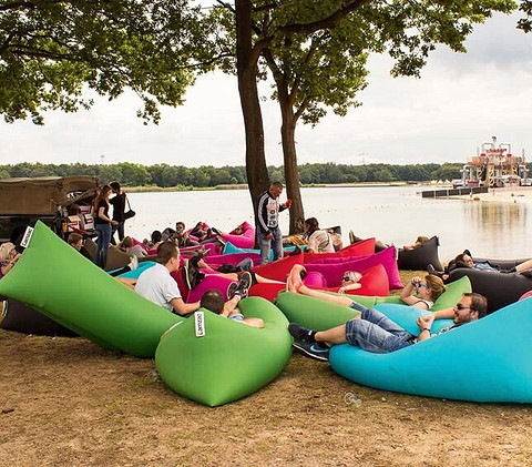 Меблі для саду: комплект з плетеного ротангу для комфортного відпочинку.