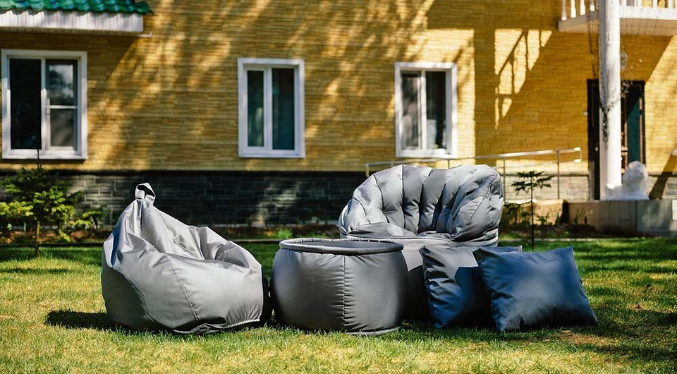 Ідеї садових меблів для невеликої ділянки: затишний куточок для відпочинку.