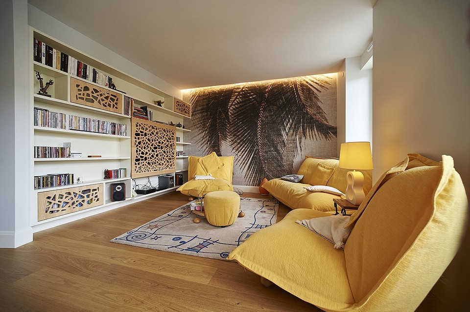 Вітальня з кутовою меблевою стінкою, що максимально використовує простір та додає функціональності.