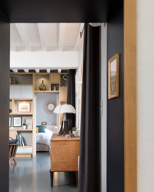 Ідеї для дому: сучасна стінка у вітальні з відкритими полицями та шафами для зберігання.