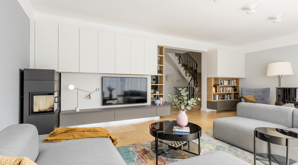 Сучасна стінка у вітальні: стильний дизайн інтер'єру з дерев'яними елементами та полицями.