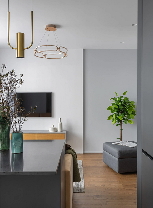 Помилки в плануванні кімнати: меблі притиснуті до стін, відсутність центрального елементу.