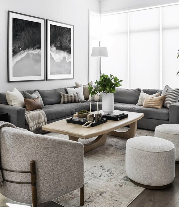 Неправильна розстановка меблів: закритий прохід та обмежений доступ до вікна.