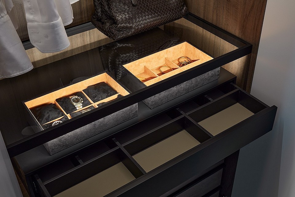 Світлодіодне освітлення в шафі: економія енергії та стильний вигляд гардеробу.