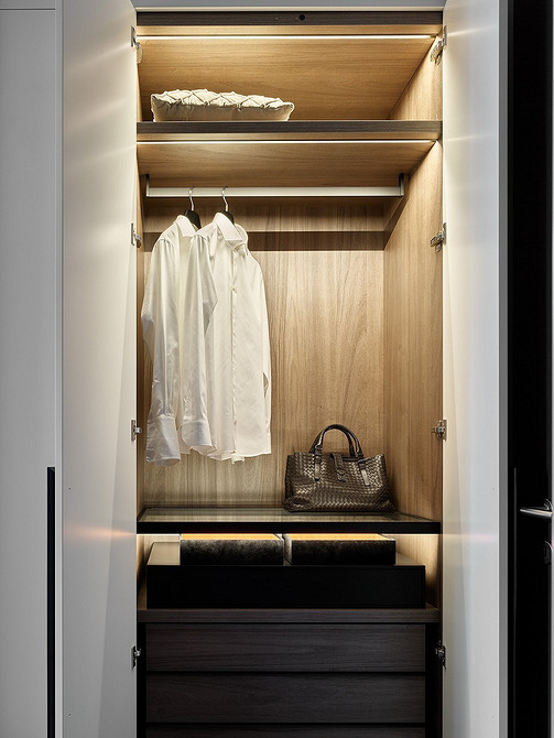 Підсвітка для шафи з датчиком руху: автоматичне освітлення та зручність використання.