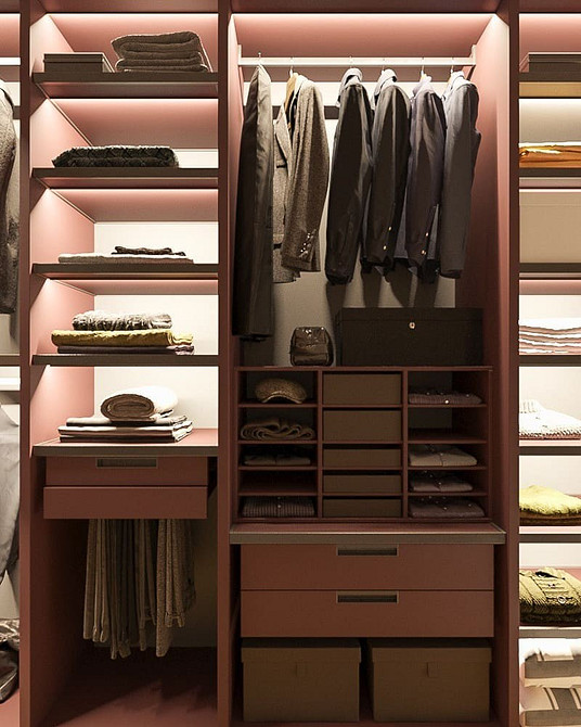 Внутрішнє освітлення гардеробу: організація простору з використанням світлодіодів та датчиків руху.