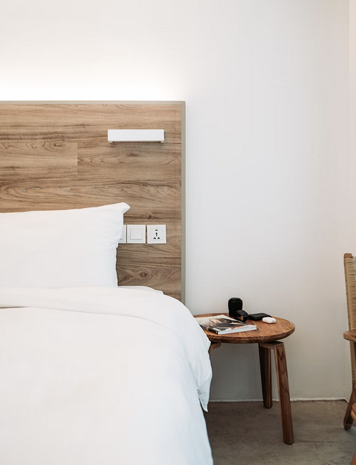 Креативні альтернативи приліжковим тумбочкам: дизайн інтер'єру та організація в невеликій спальні