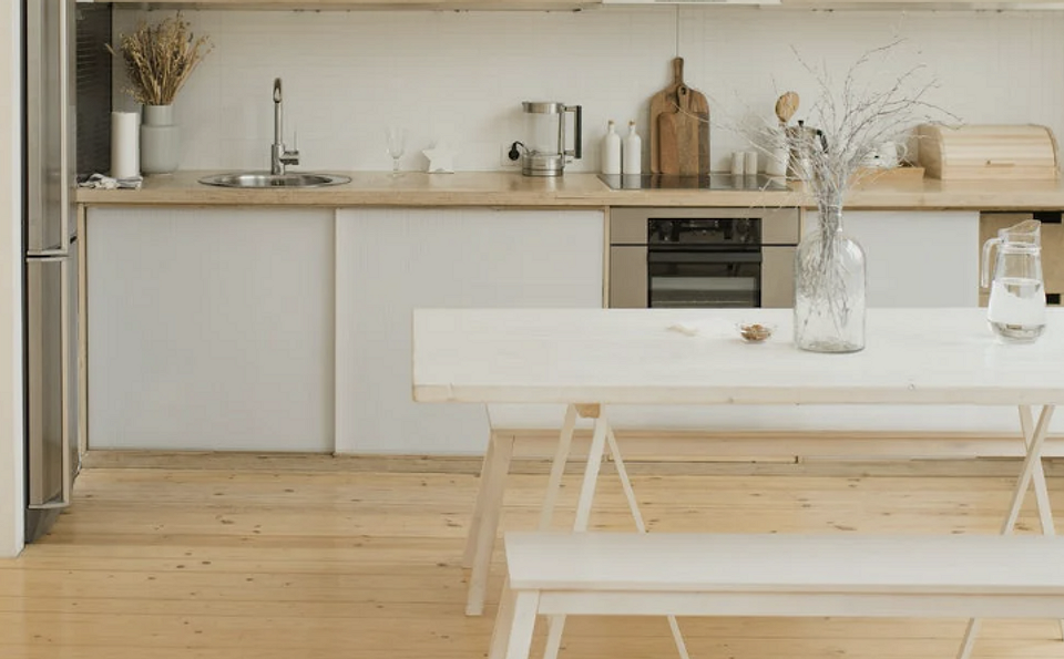 Альтернативні меблі: ідеї для організації простору біля ліжка без приліжкової тумбочки