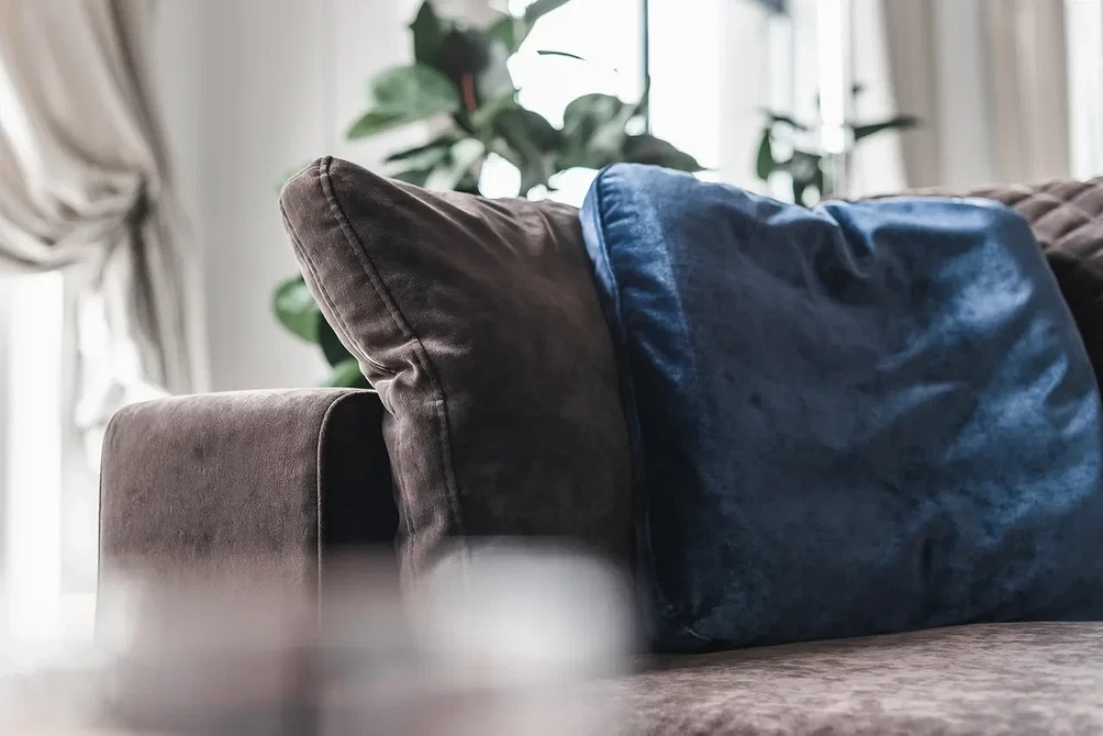 Тренди в обивці для диванів: сучасні тканини для меблів та їх характеристики