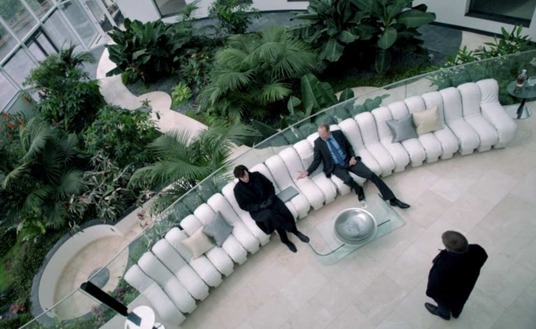 Колаж з меблями з фільмів: стілець Navy, крісло Barcelona та торшер Arco.