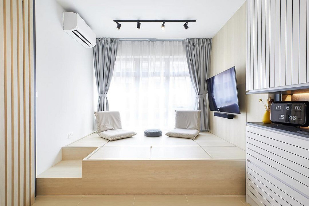 Дизайн інтер'єру з прихованим обіднім столом для оптимізації простору невеликої квартири.