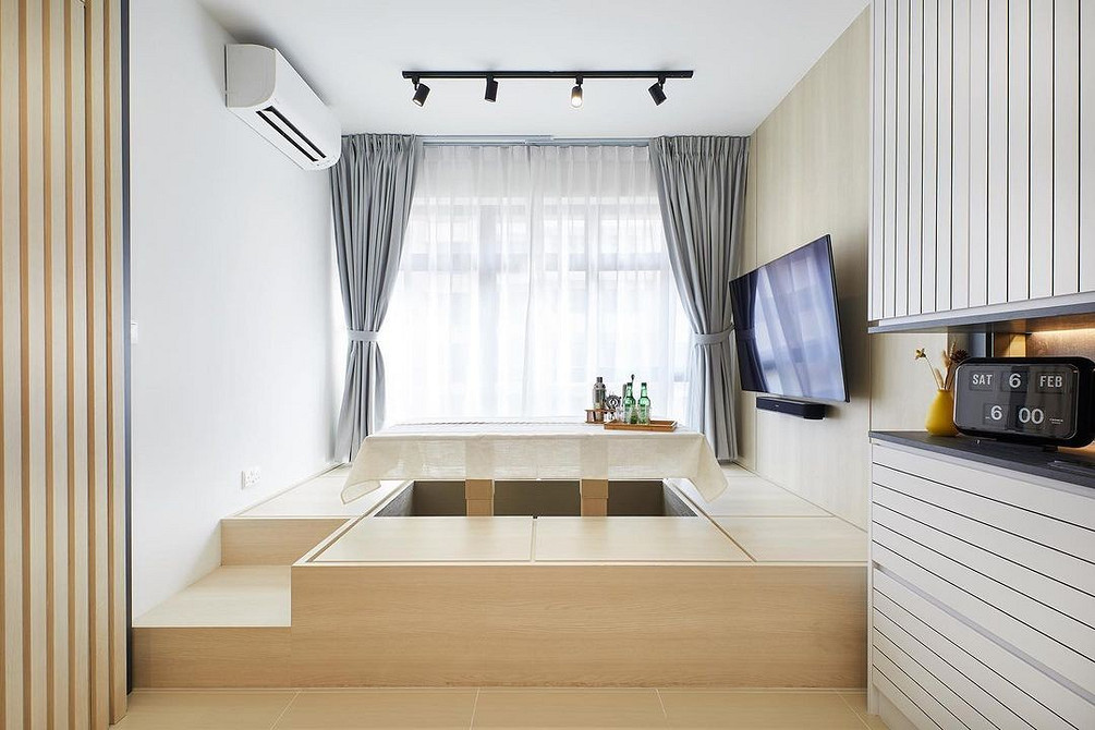 Стіл-трансформер, який легко складається та прибирається, ідеальний для маленької студії.