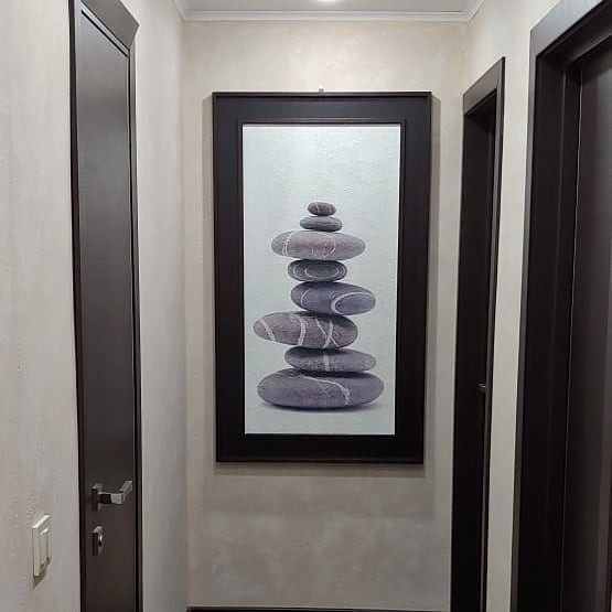 Обідній стіл, який ховається під подіумом, креативне рішення для невеликої вітальні.