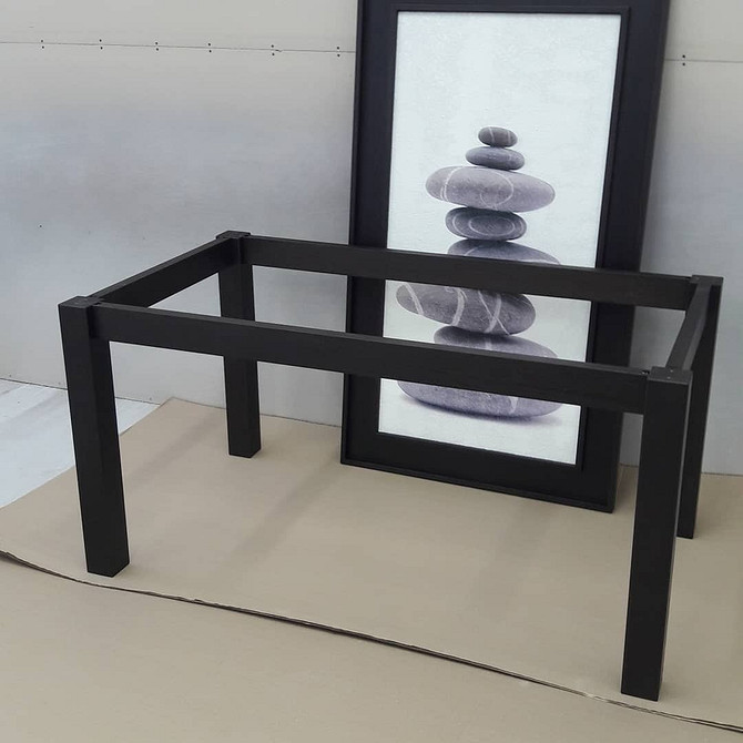 Розкладний стіл, вбудований у кухонний острів, зручне рішення для невеликої квартири.