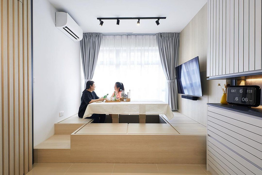 Елегантний обідній стіл, захований в інтер'єрі маленької квартири, компактне рішення.