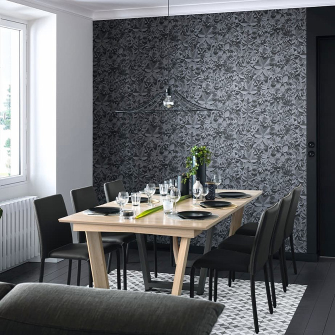 Компактний обідній стіл, прихований у стіні, чудове рішення для маленької кухні.