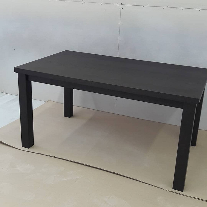 Обідній стіл-трансформер, який складається у вигляді картини на стіні.