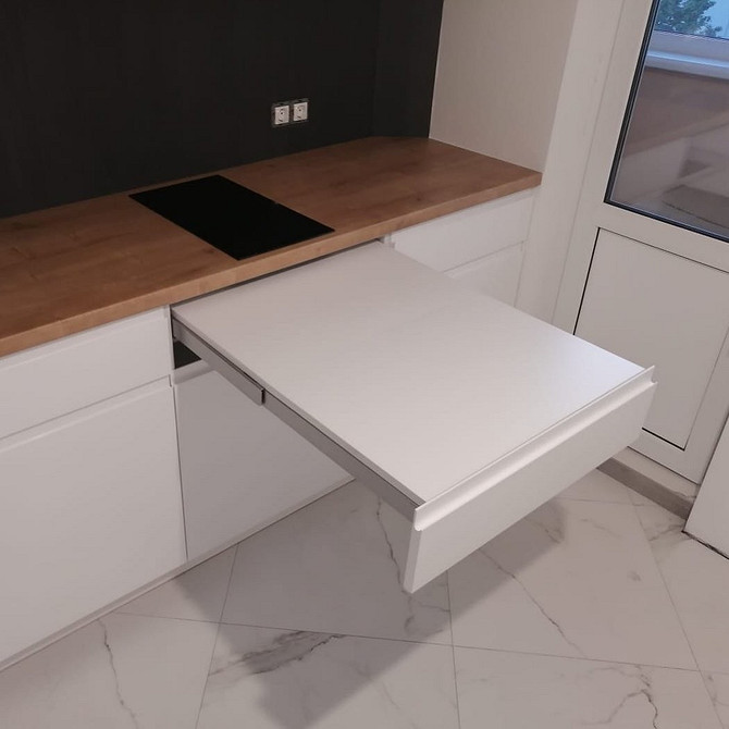 Креативний спосіб приховати великий обідній стіл у дизайні невеликої квартири.