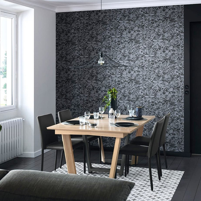 Обідній стіл, який перетворюється на журнальний, ідеальний для маленької вітальні.