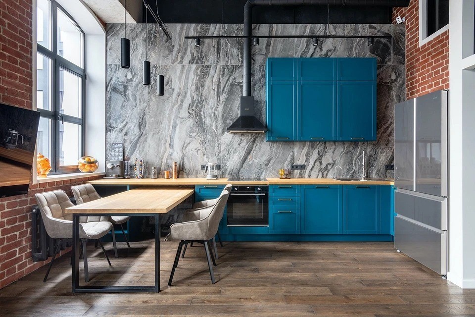 Розкладний обідній стіл, що інтегрований в інтер'єр малогабаритної квартири, сучасний дизайн.