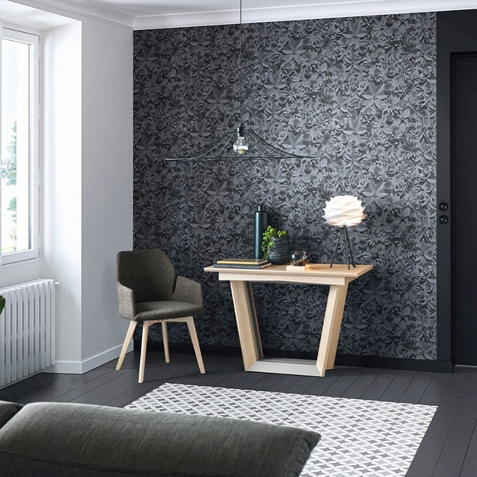 Обідній стіл-трансформер, що прихований у шафі, компактне рішення для економії простору.