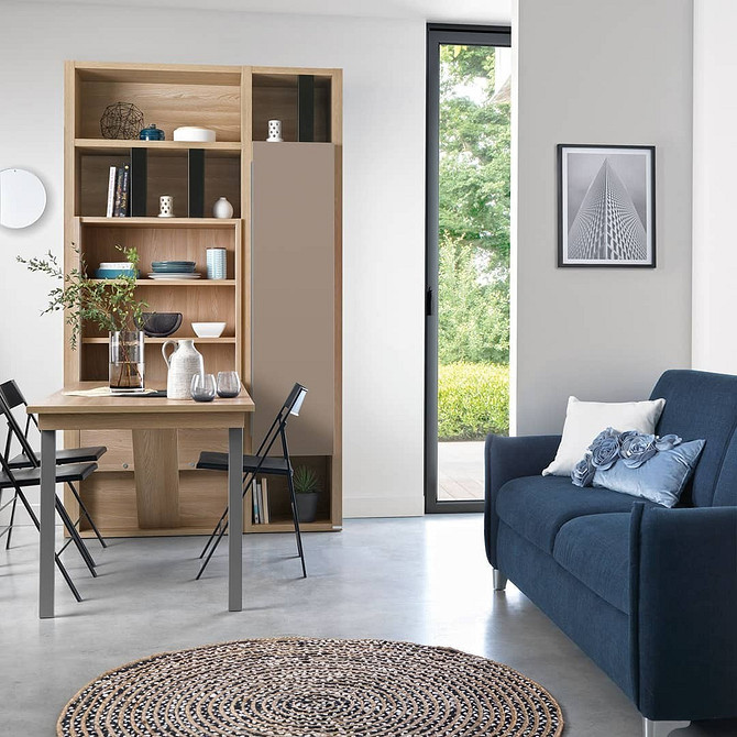 Розкладний обідній стіл у складеному вигляді, компактне рішення для невеликої квартири.