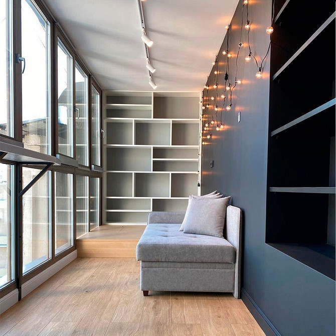 Дизайн квартири з подіумом, що використовується як платформа для ліжка та шаф.